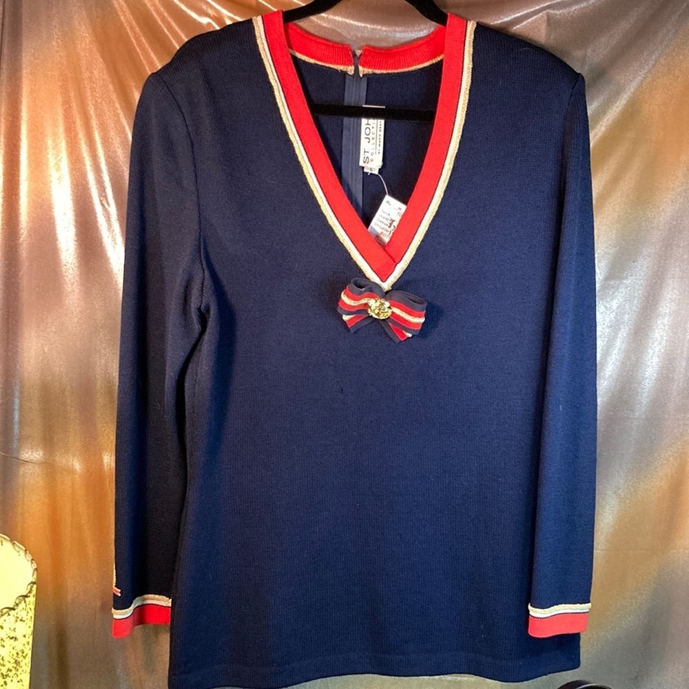 Vintage 1980’s St. John knit v neck navy, red and gold.‎ 42” chest 208 one hole
